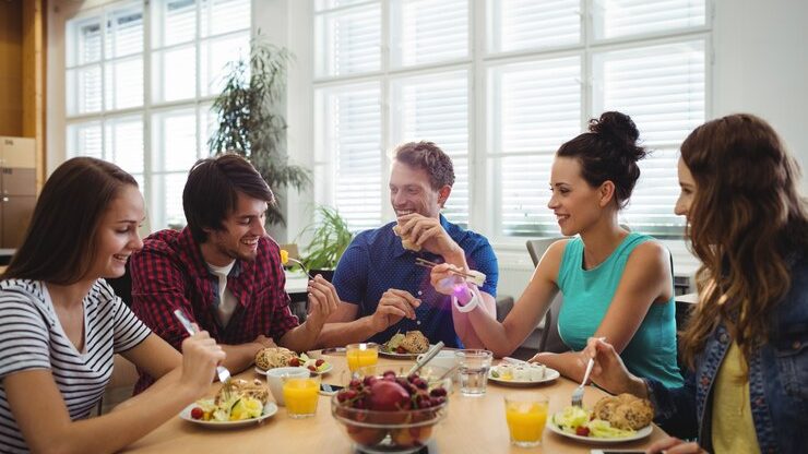 Equipo compartiendo una comida
